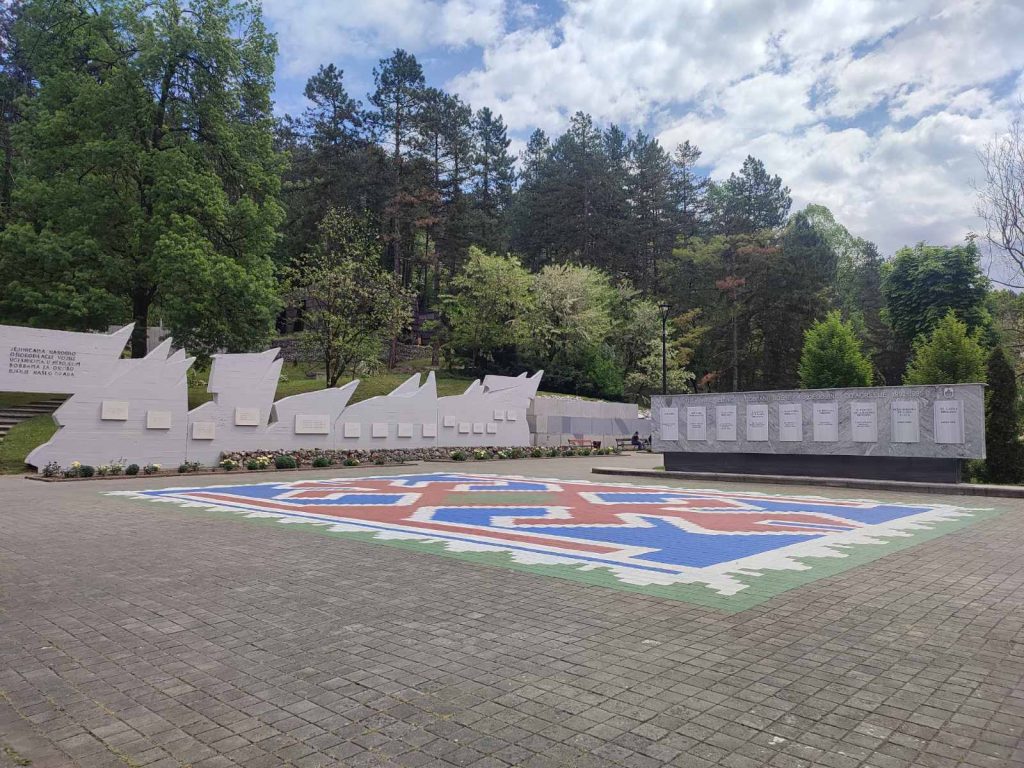 Bosanski ćilim na Slanoj Banji u Tuzli, ispred memorijalnog zida posvećenog palim borcima i civilnim žrtvama rata.