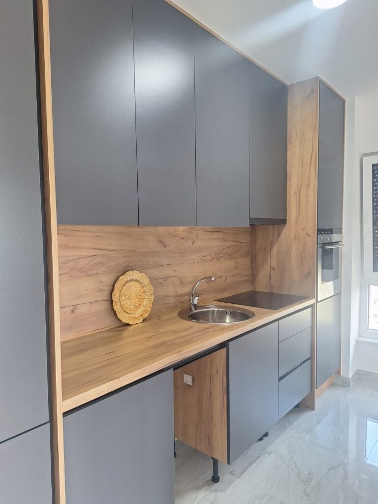 Kuhinja u apartmanu Tuzla Tower Apt u Tuzli sa modernim elementima i funkcionalnim prostorom za pripremu hrane