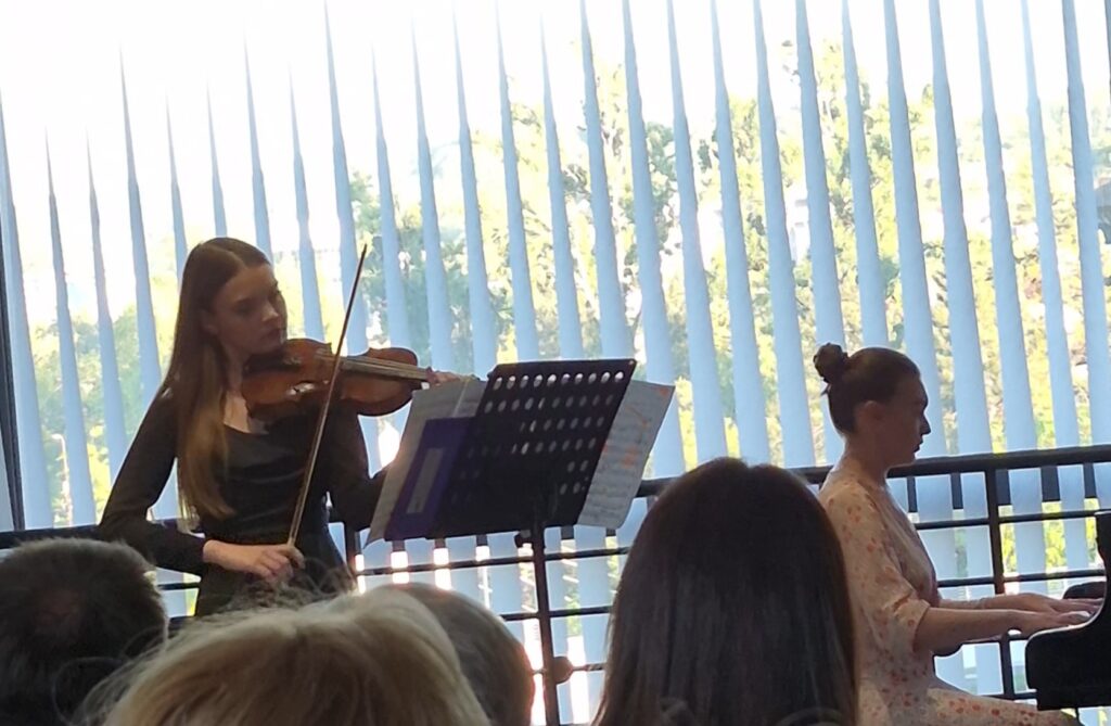 Sara Dorić na koncertu u Tuzli izvodi violinsku kompoziciju uz klavirsku pratnju Amine Bojić