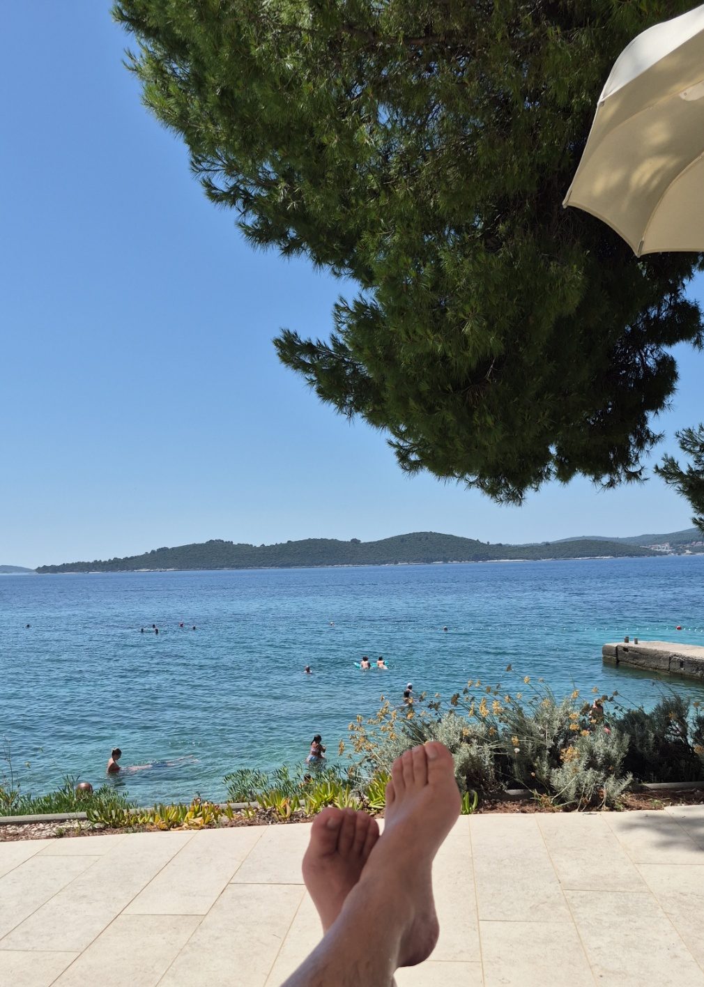 Pogled sa bazena hotela Aminess Vival Grand Azur prema Jadranskom moru u Orebiću