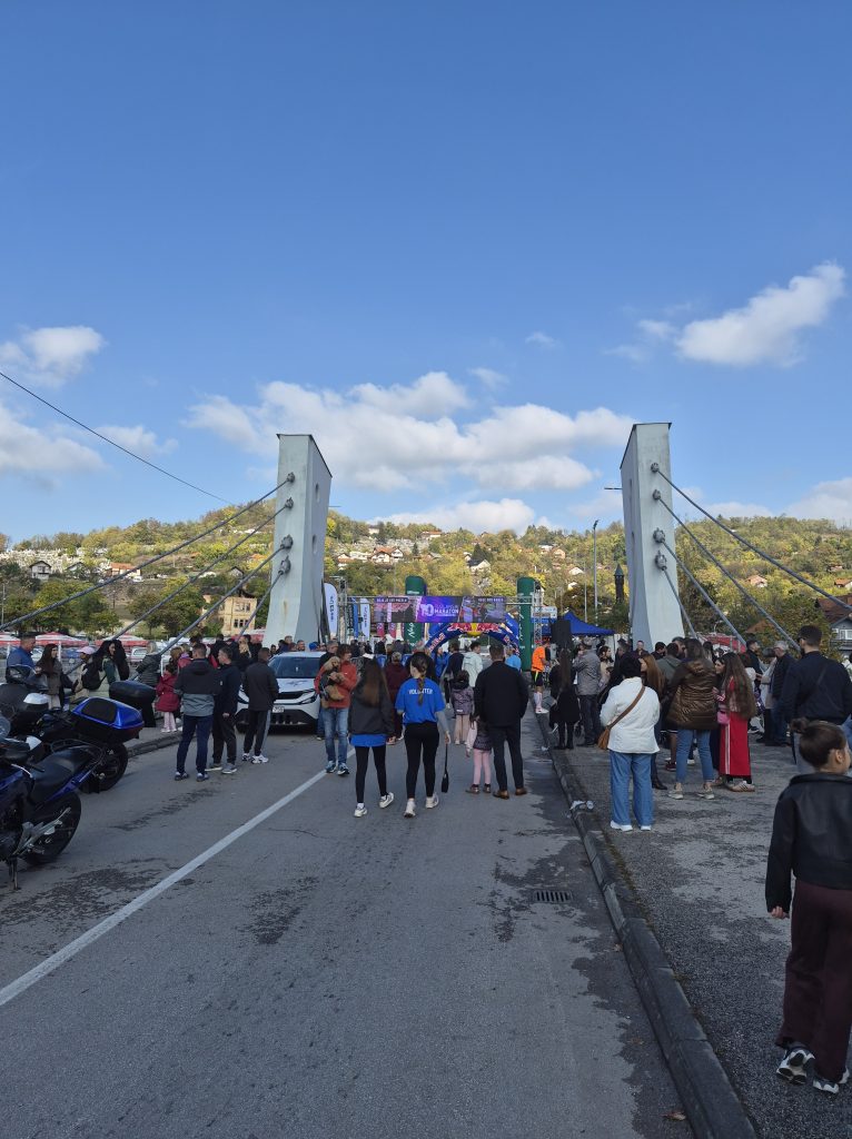 Most Panonika u Tuzli pun ljudi na cilju 10. Tuzlanskog maratona